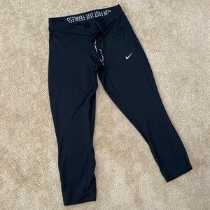 EUC Nike Black 3/4 Length Leggings